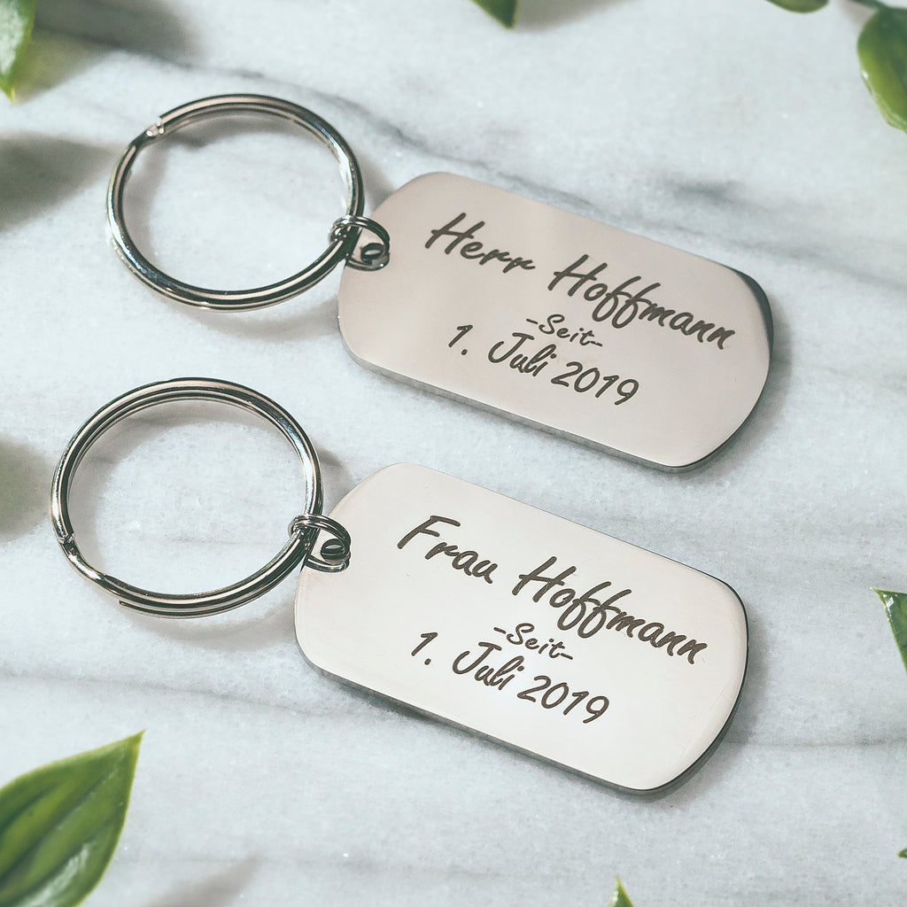 Ein Paar personalisierte Schlüsselanhänger für Pärchen und Frischverheiratete